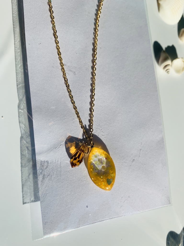 ゲソネックレス(イエロー、金属色ゴールド)