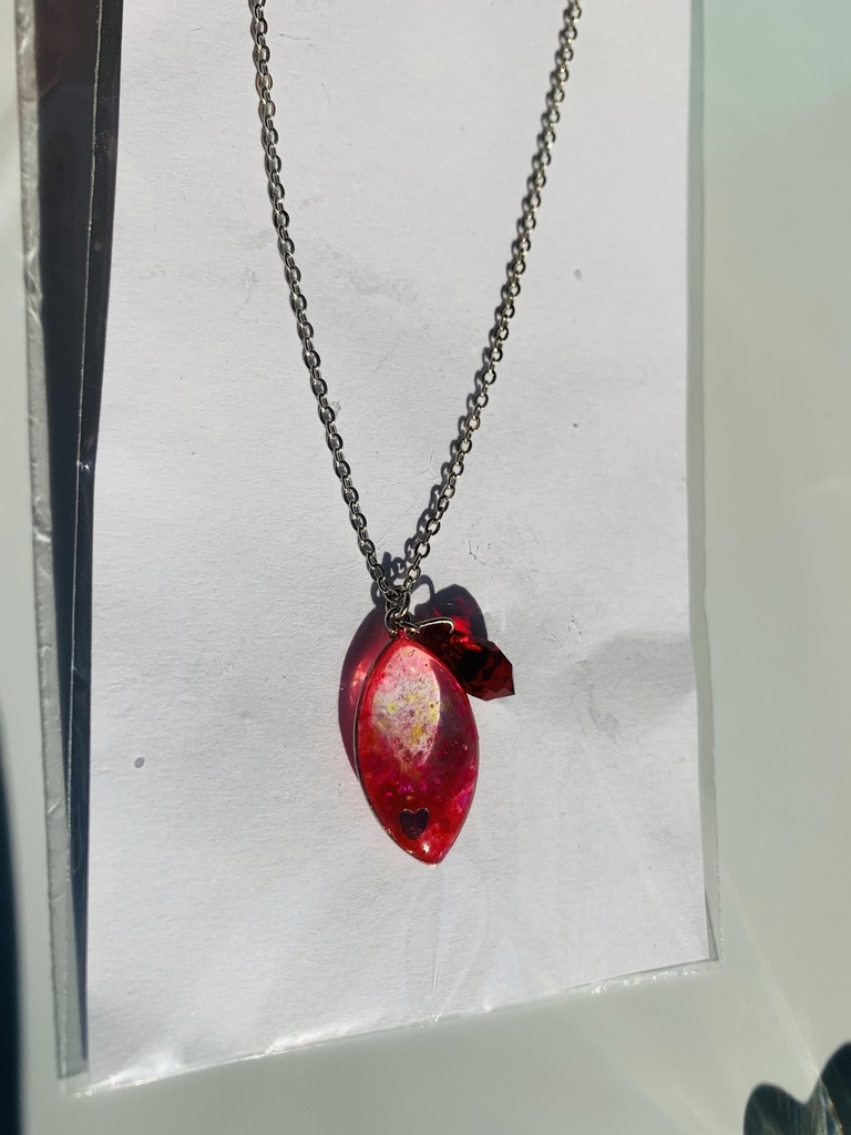 ゲソネックレス(レッド、金属色シルバー)