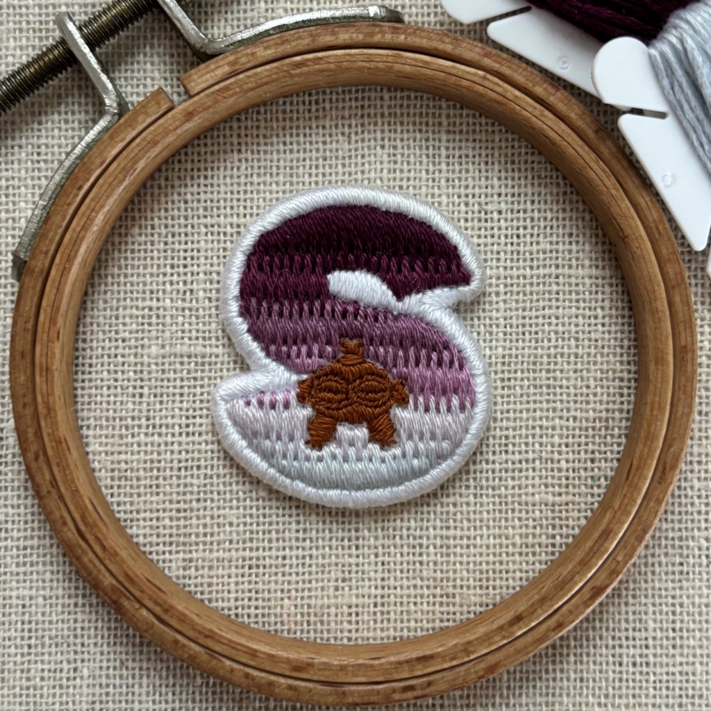 【非公式】ライバーモチーフ刺繍キーホルダー(ver.MECHATU-A)