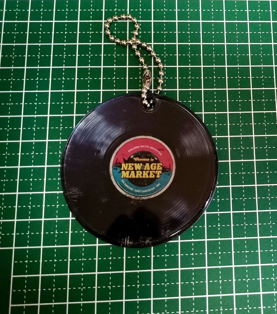 やわらかレコードチャーム「疾走れ！ゴールデンシティへ」