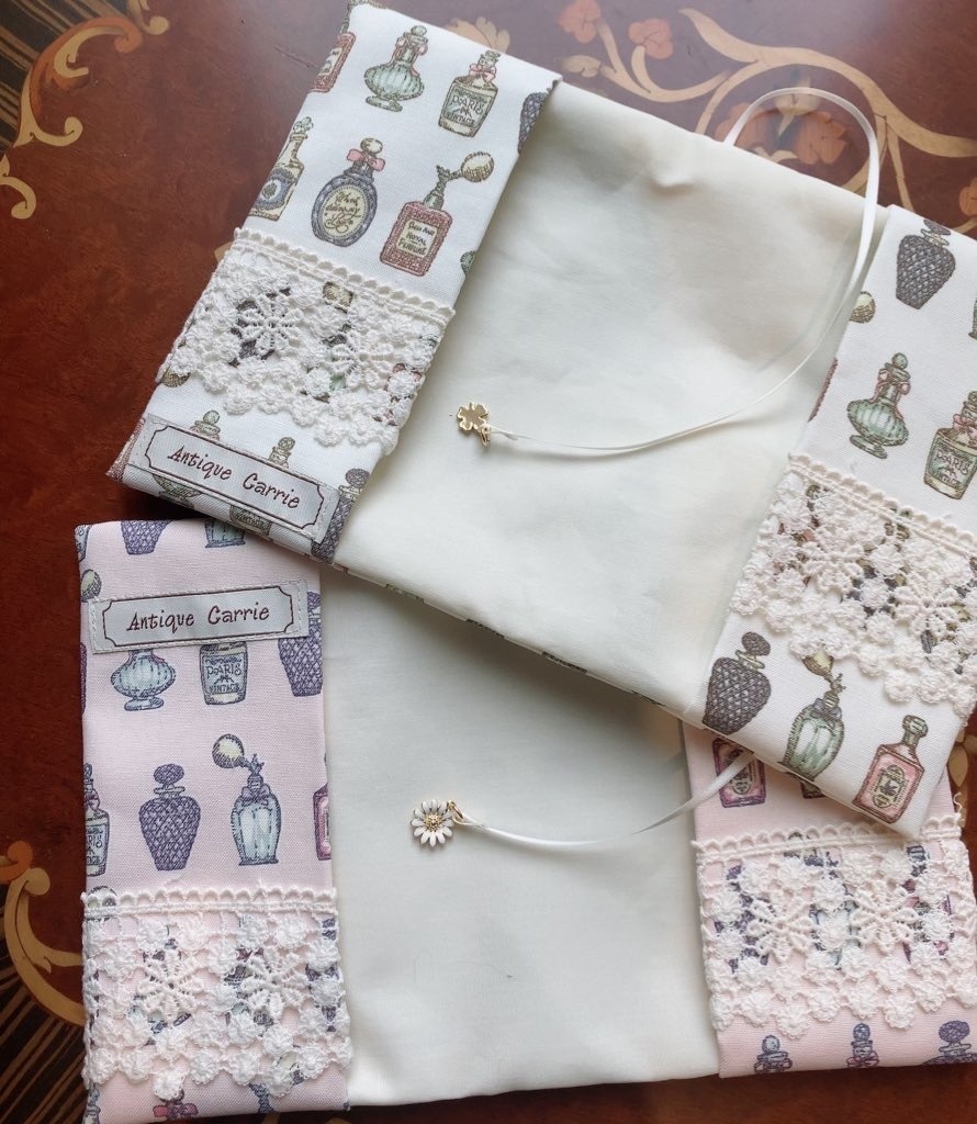 チャーム付きブックカバー(アンティークレース)