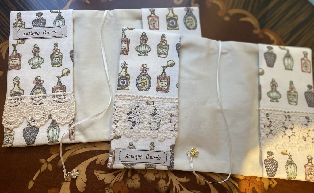 チャーム付きブックカバー(アンティークレース)