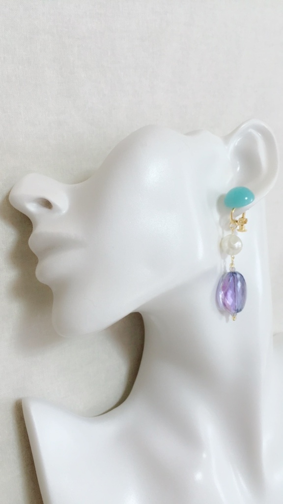ブルーカボションとパープルビーズのイヤリング
