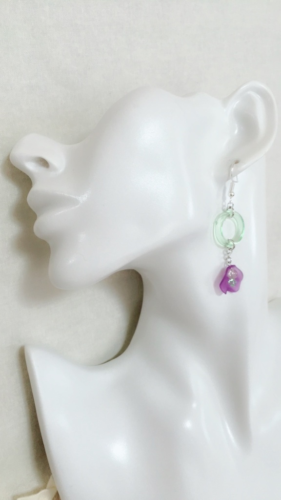 涼しげリングと花びらのピアス　パープル／グリーン