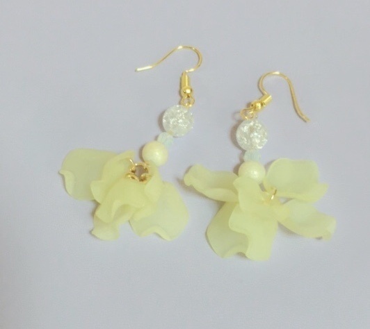 花びらフリルピアス　イエロー