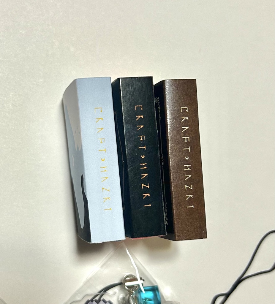 ドットアクキー Character:L