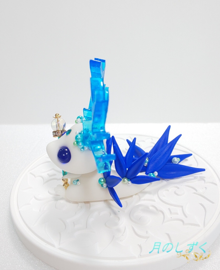 ⑱ 角ドラゴン(白×ブルー)