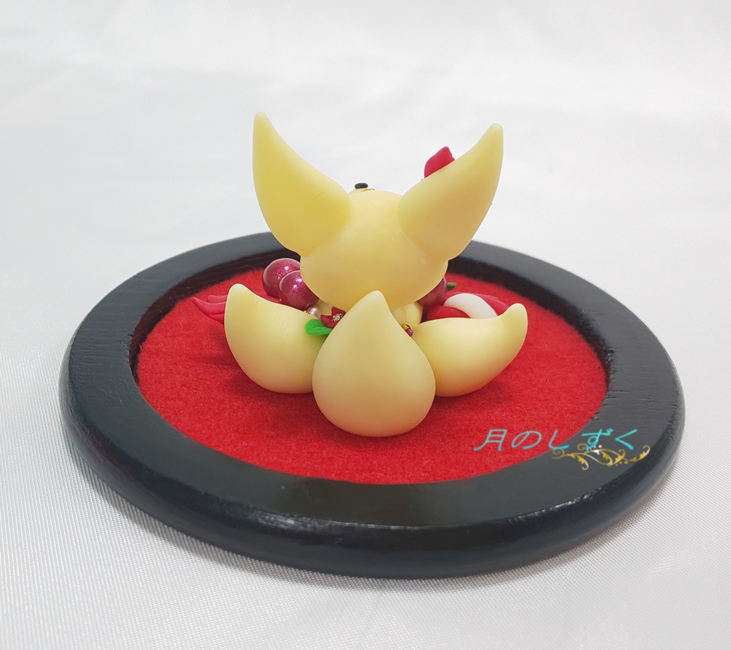 【94】お正月限定!! ダルマを抱っこする三尾の狐(ライトイエロー)台座付き