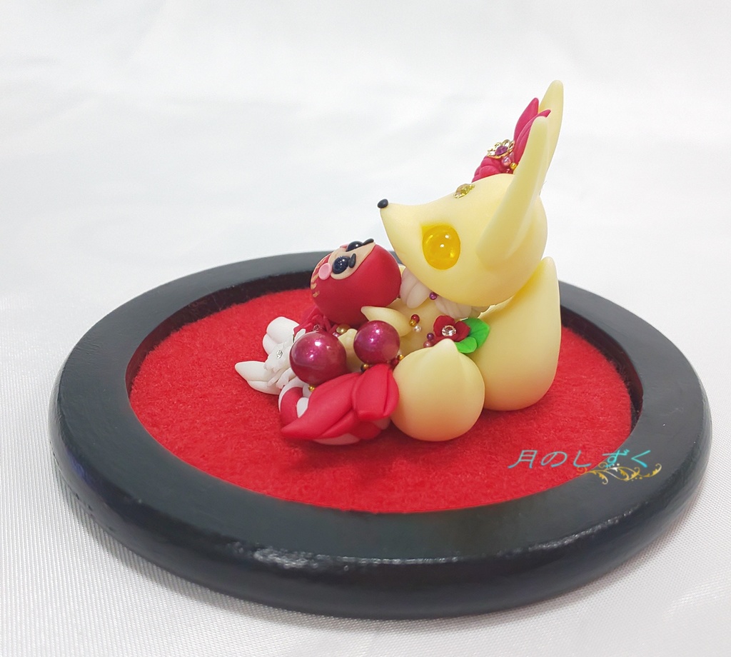 【94】お正月限定!! ダルマを抱っこする三尾の狐(ライトイエロー)台座付き