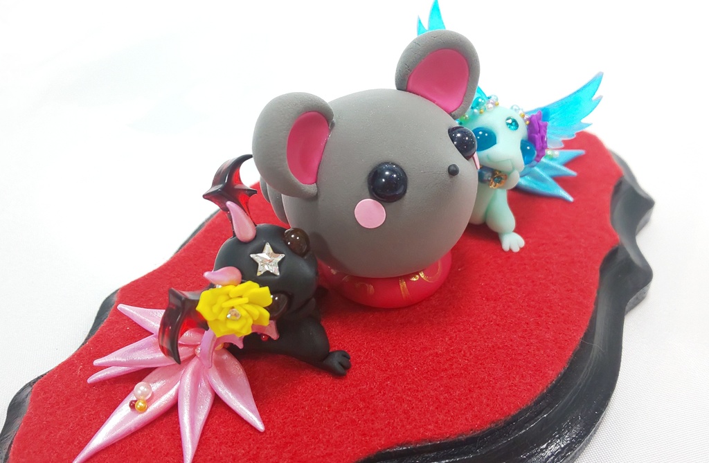 【96】お正月限定!! 干支ねずみとおチビドラゴン二人のお正月飾り(パールブルー)台座付き