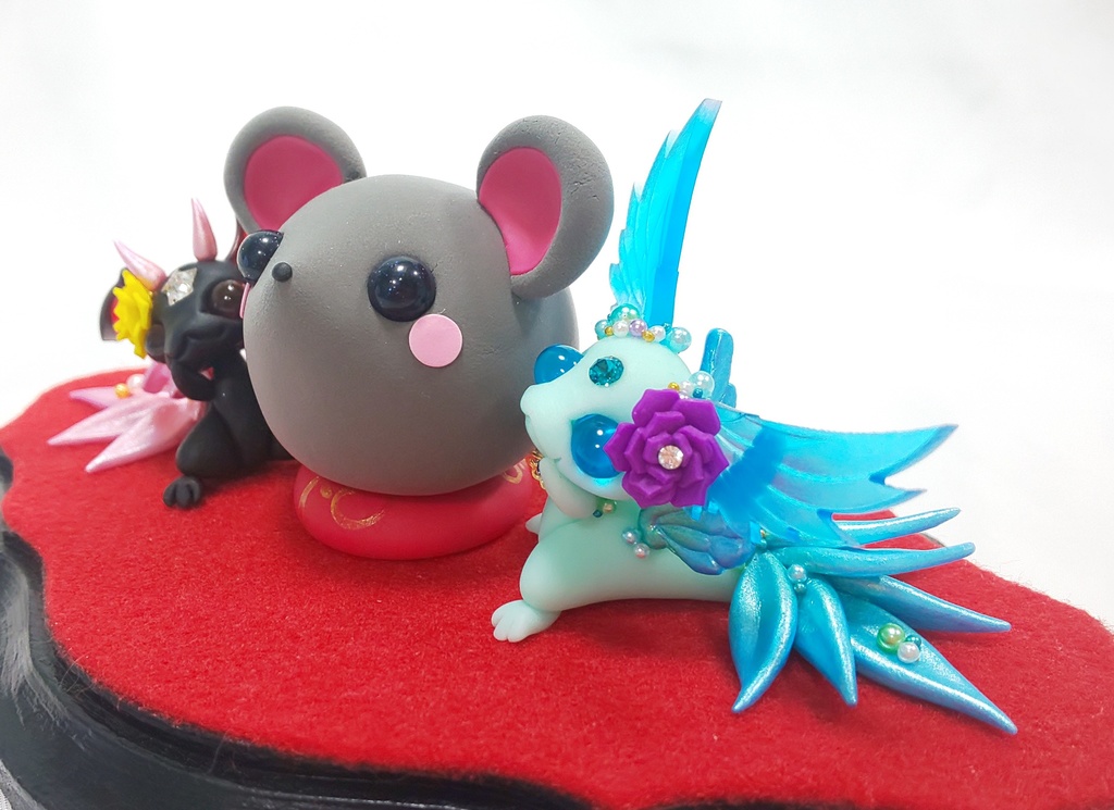 【96】お正月限定!! 干支ねずみとおチビドラゴン二人のお正月飾り(パールブルー)台座付き