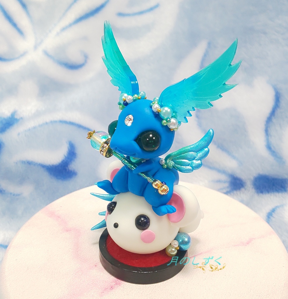 【103】白ねずみに乗る見習い羽耳ドラゴン(ブルー)(台座付き)
