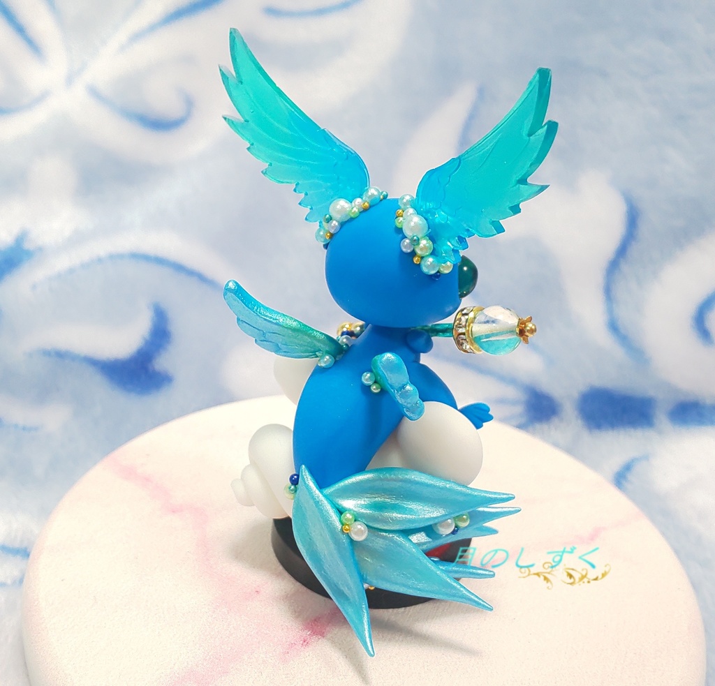 【103】白ねずみに乗る見習い羽耳ドラゴン(ブルー)(台座付き)