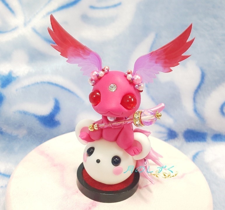 【104】白ねずみに乗る見習い羽耳ドラゴン(ピンク)(台座付き)