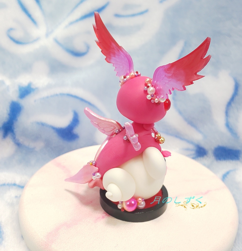 【104】白ねずみに乗る見習い羽耳ドラゴン(ピンク)(台座付き)