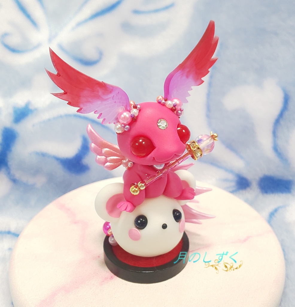 【104】白ねずみに乗る見習い羽耳ドラゴン(ピンク)(台座付き)