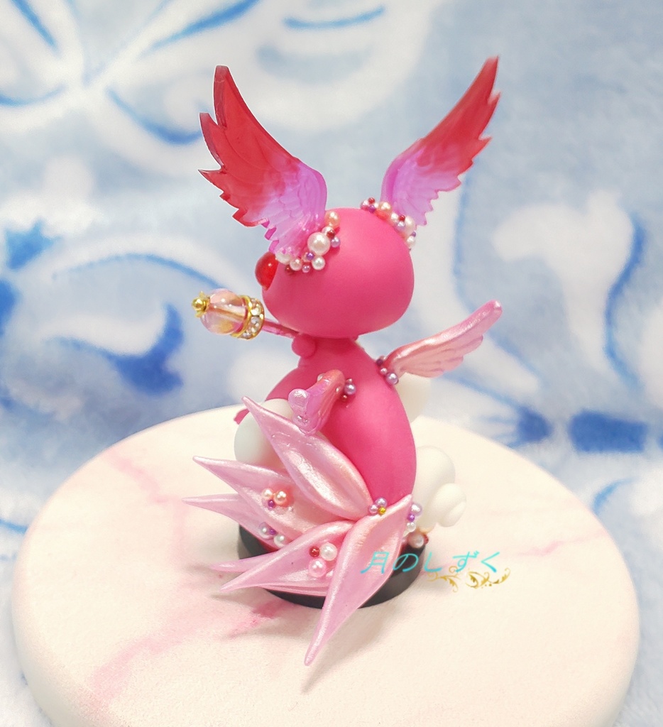 【104】白ねずみに乗る見習い羽耳ドラゴン(ピンク)(台座付き)