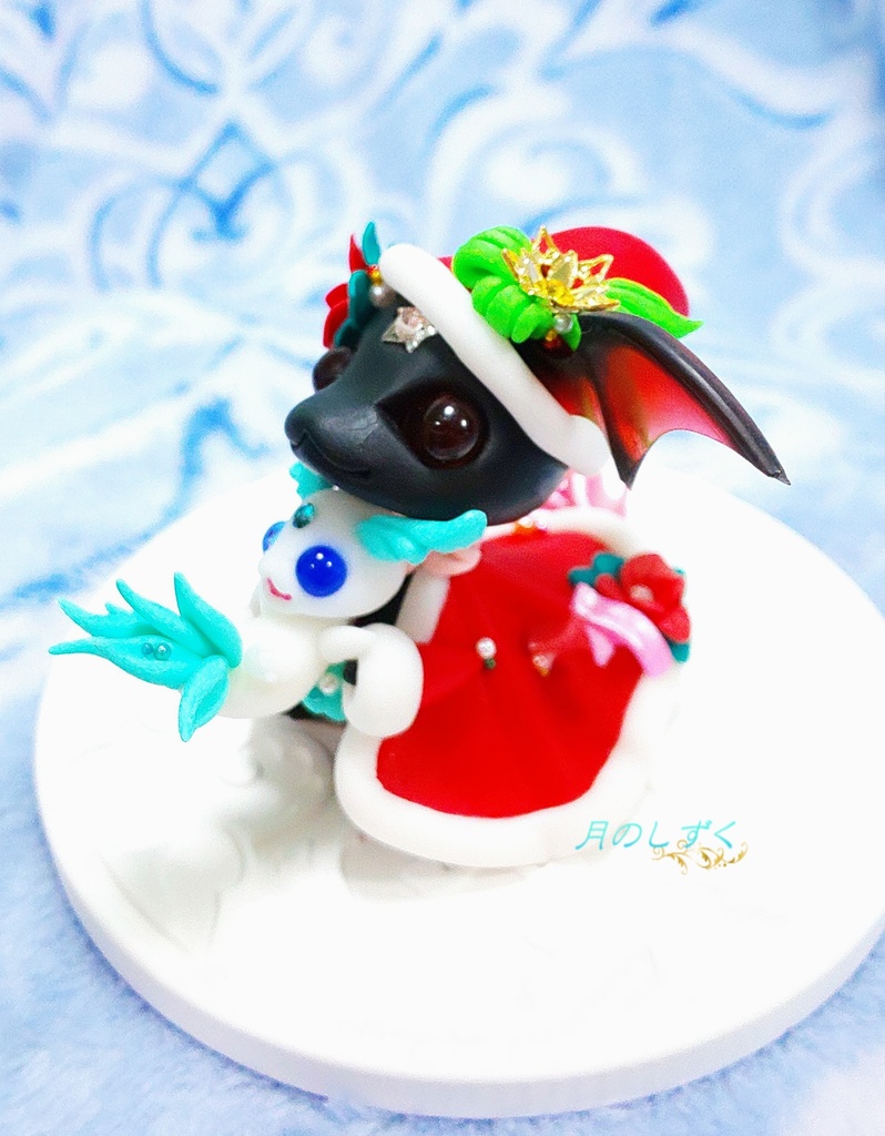 【105】クリスマス限定!! 赤ちゃんドラゴンを抱っこする悪魔ドラゴンサンタ