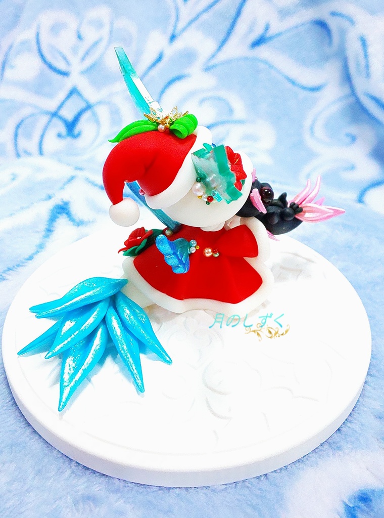【106】クリスマス限定!! 赤ちゃんドラゴンを抱っこする羽耳ドラゴンサンタ