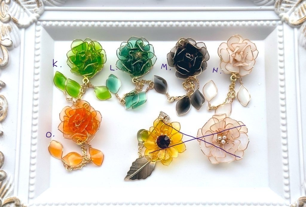 硝子薔薇のイヤーアクセサリー