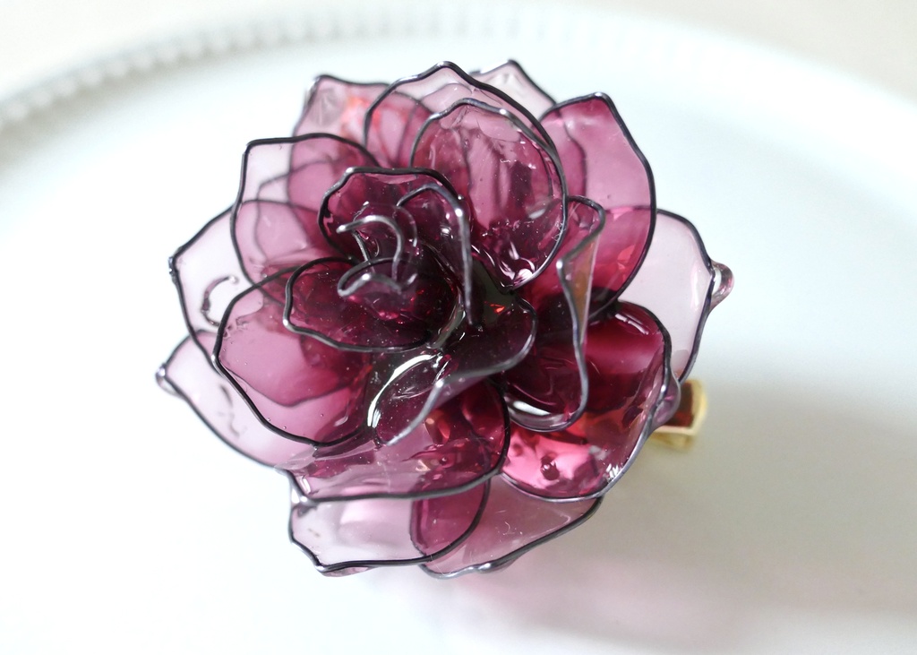 水辺に咲く薔薇