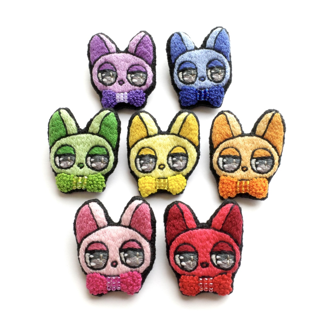 カラフルな猫たち #001【刺繍ブローチ】