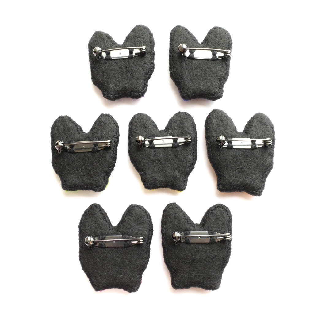 カラフルな猫たち #001【刺繍ブローチ】