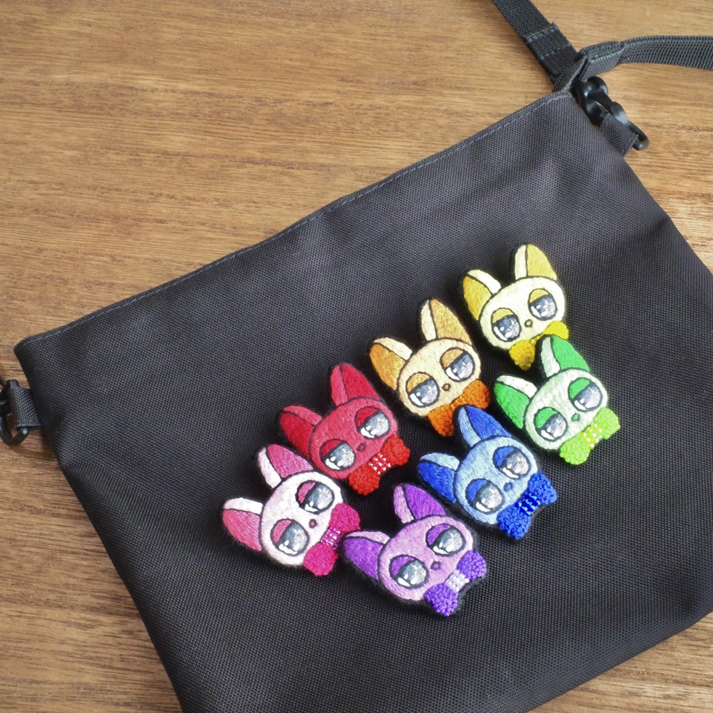 カラフルな猫たち #001【刺繍ブローチ】