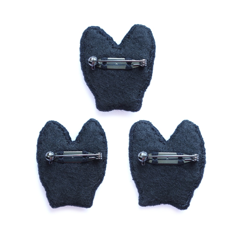 【ハロウィン2025】がいこつ色の猫たち【刺繍ブローチ】