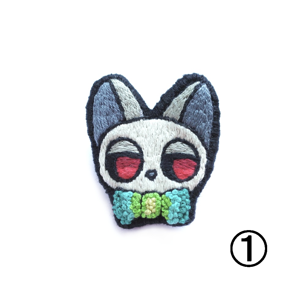 【ハロウィン2025】がいこつ色の猫たち【刺繍ブローチ】