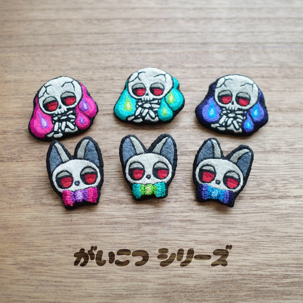 【ハロウィン2025】がいこつ色の猫たち【刺繍ブローチ】