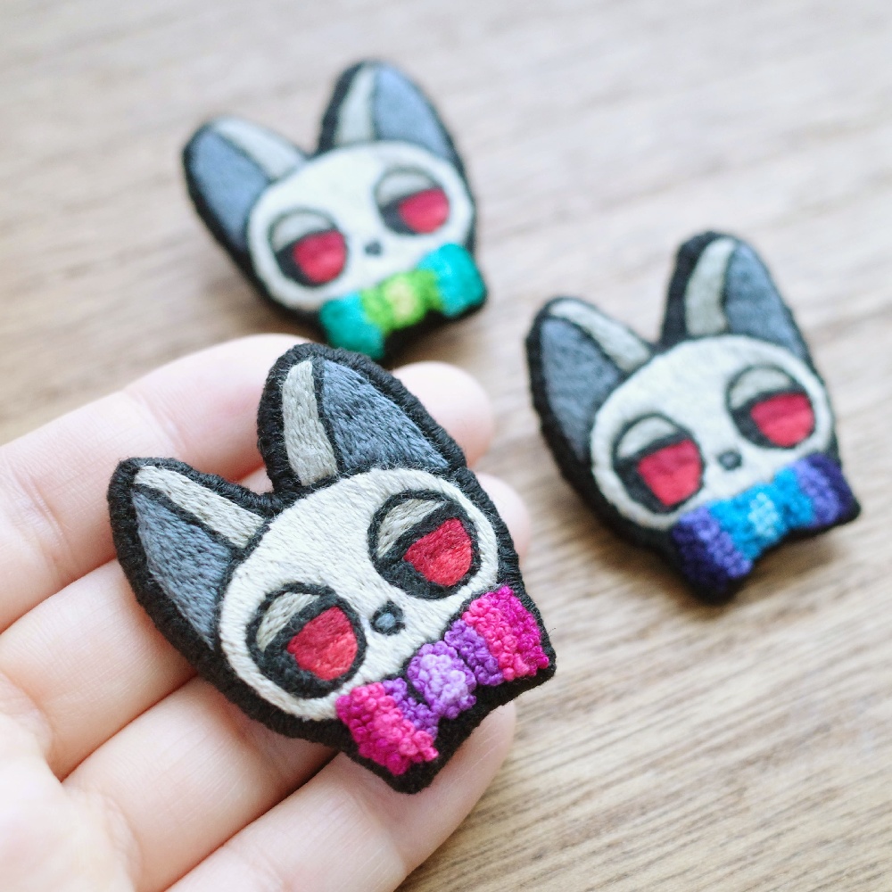 【ハロウィン2025】がいこつ色の猫たち【刺繍ブローチ】