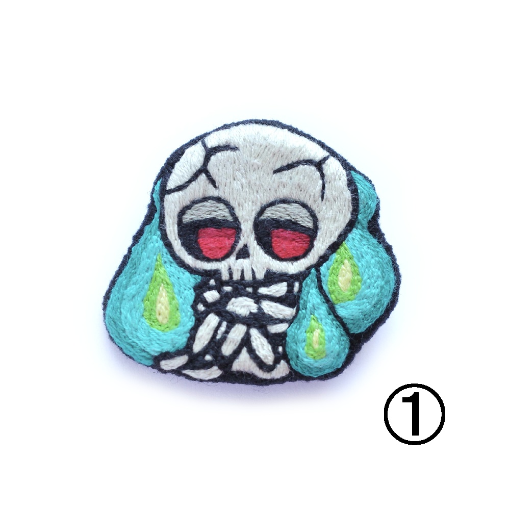 【ハロウィン2025】火の玉と骸骨たち【刺繍ブローチ】