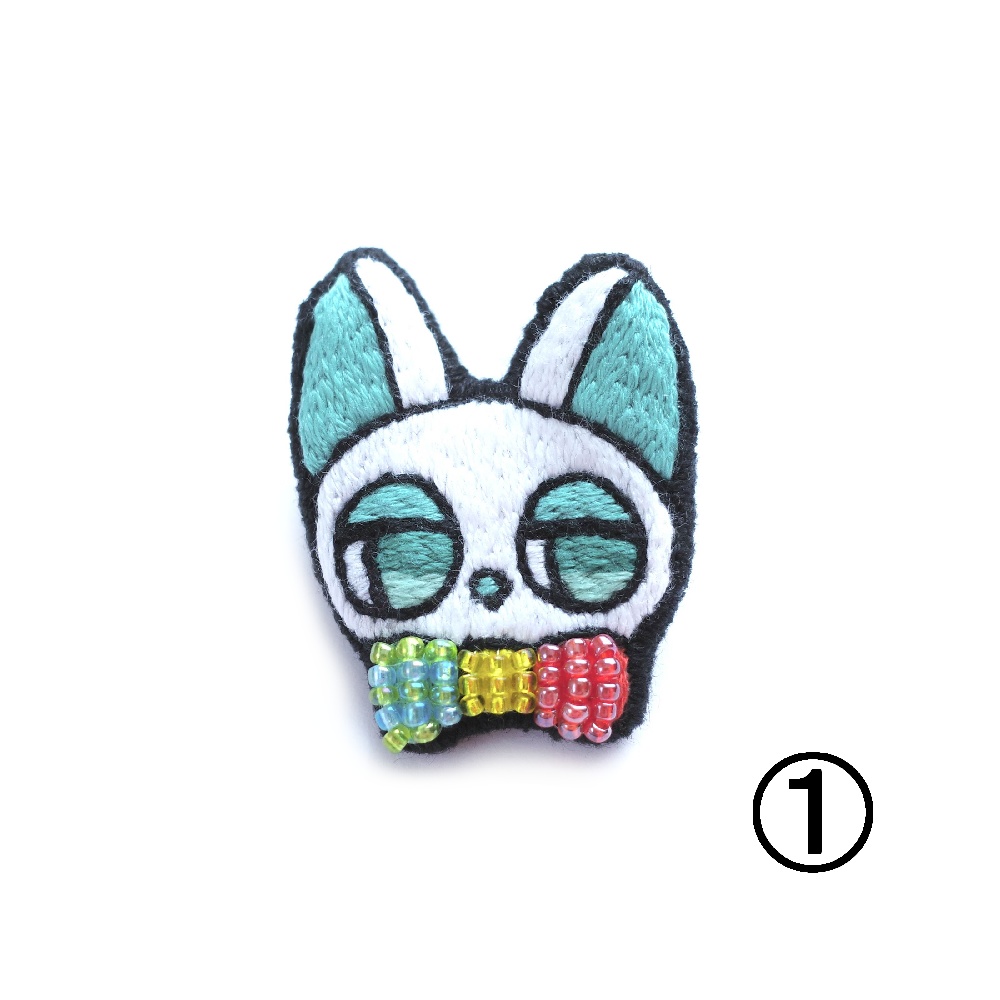 信号機カラーの猫たち【刺繡ブローチ】