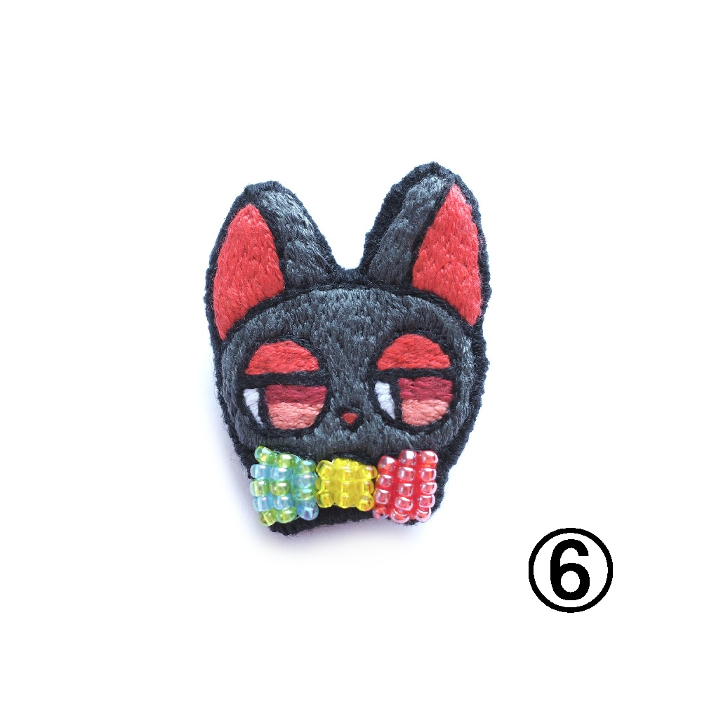 信号機カラーの猫たち【刺繡ブローチ】