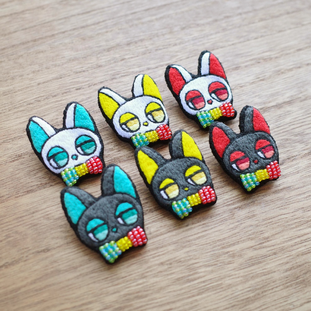 信号機カラーの猫たち【刺繡ブローチ】