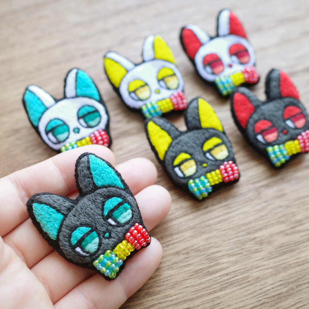 信号機カラーの猫たち【刺繡ブローチ】