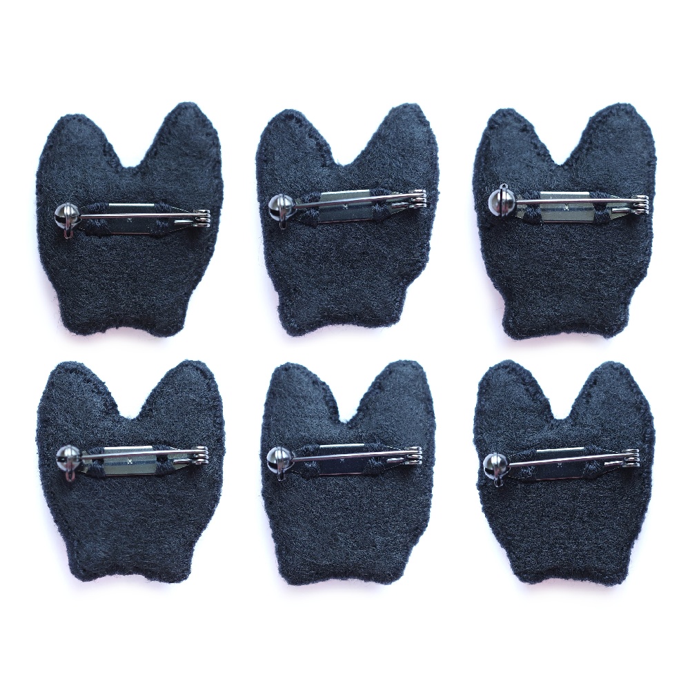 信号機カラーの猫たち【刺繡ブローチ】