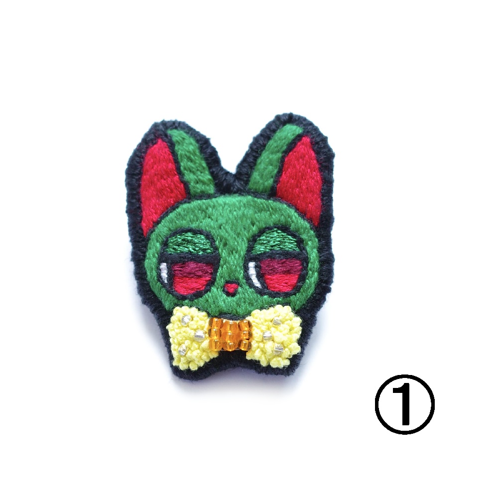 【クリスマス2025】クリスマスカラーの猫たち【刺繍ブローチ】