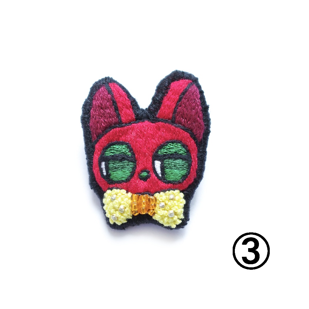 【クリスマス2025】クリスマスカラーの猫たち【刺繍ブローチ】