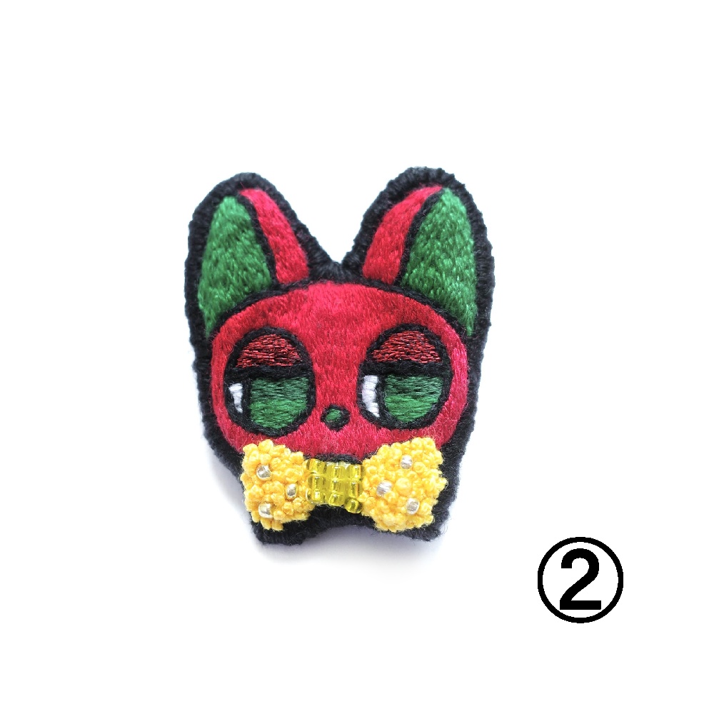 【クリスマス2025】クリスマスカラーの猫たち【刺繍ブローチ】