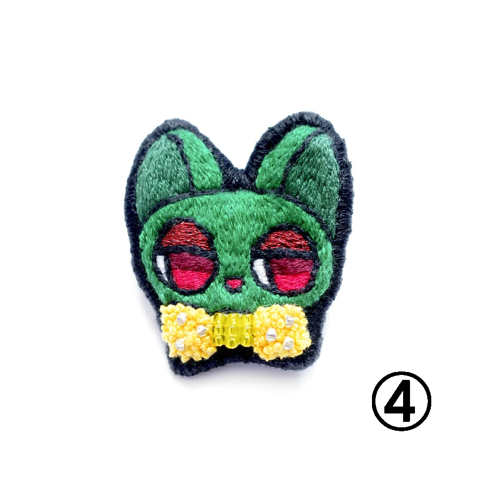 【クリスマス2025】クリスマスカラーの猫たち【刺繍ブローチ】