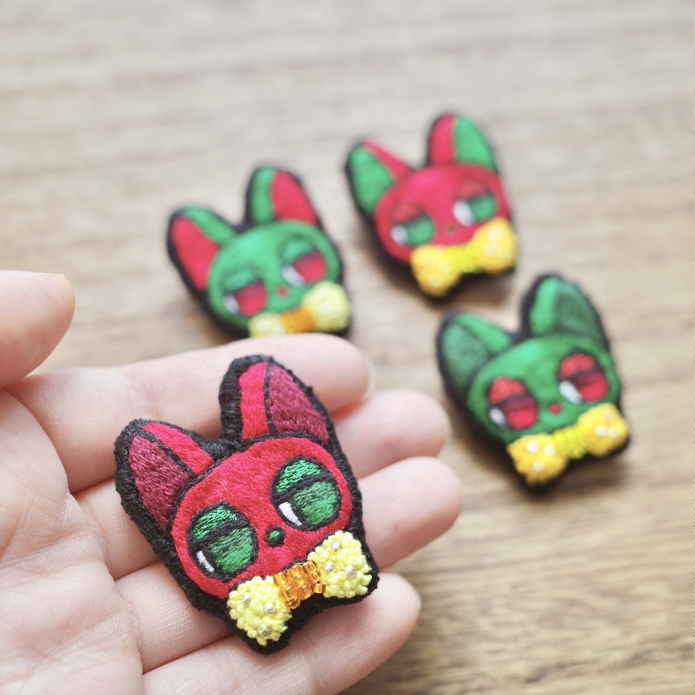 【クリスマス2025】クリスマスカラーの猫たち【刺繍ブローチ】