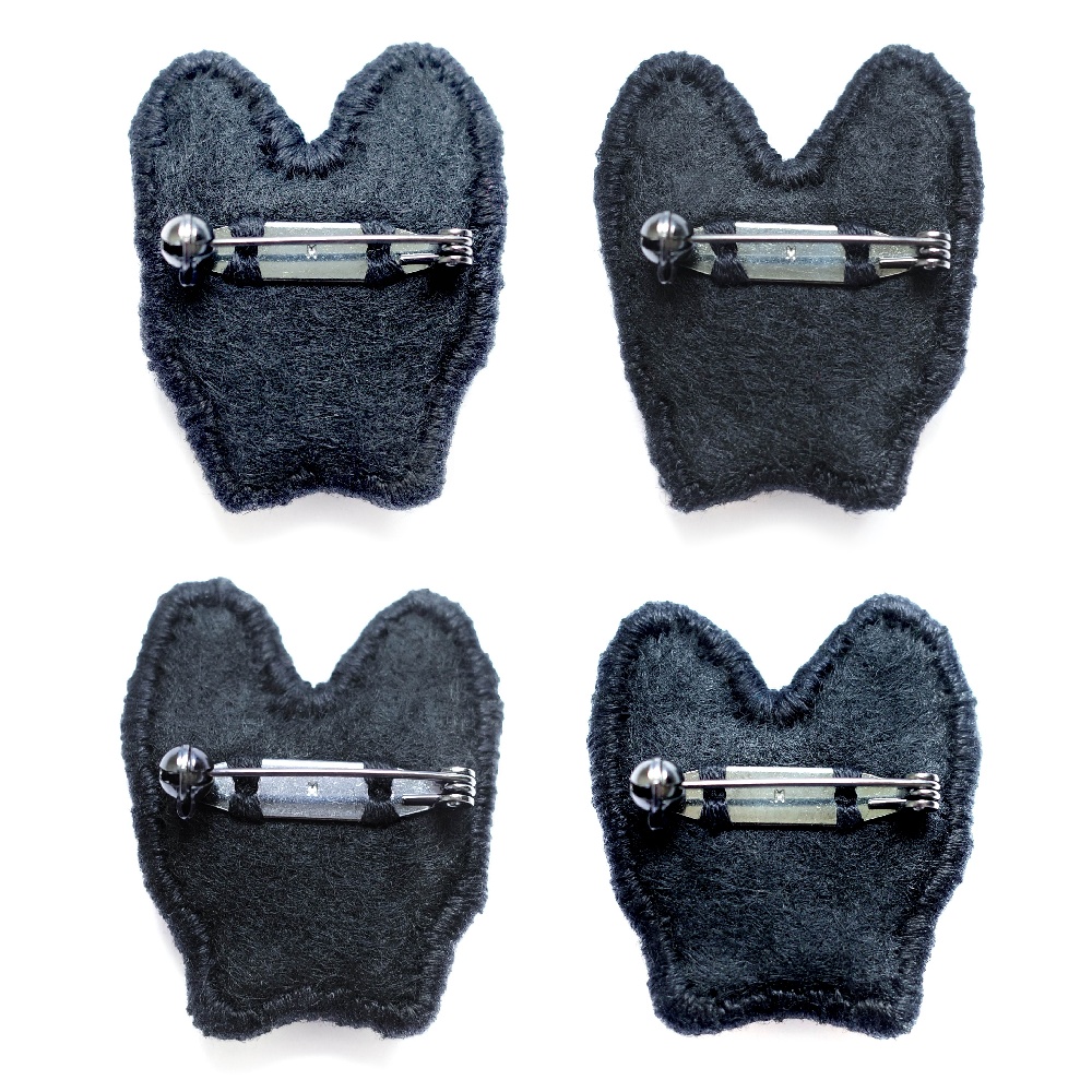 【クリスマス2025】クリスマスカラーの猫たち【刺繍ブローチ】