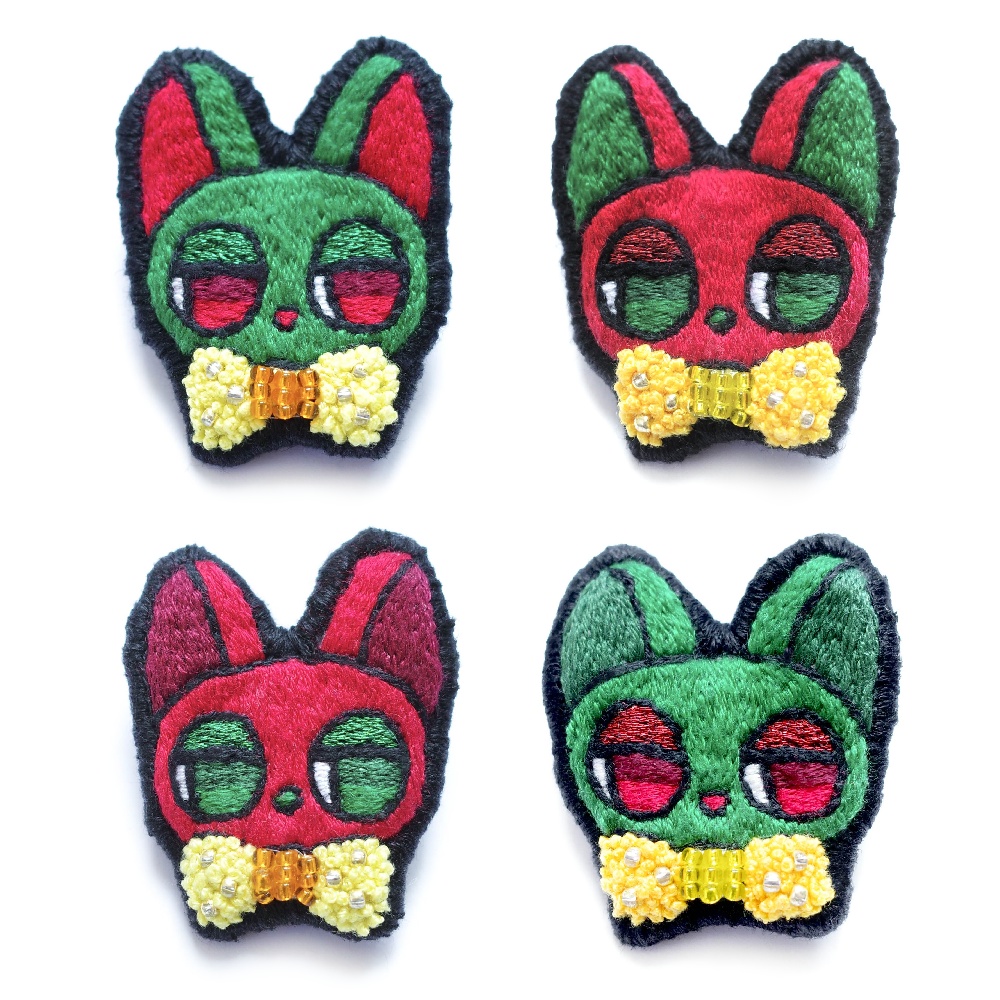 【クリスマス2025】クリスマスカラーの猫たち【刺繍ブローチ】