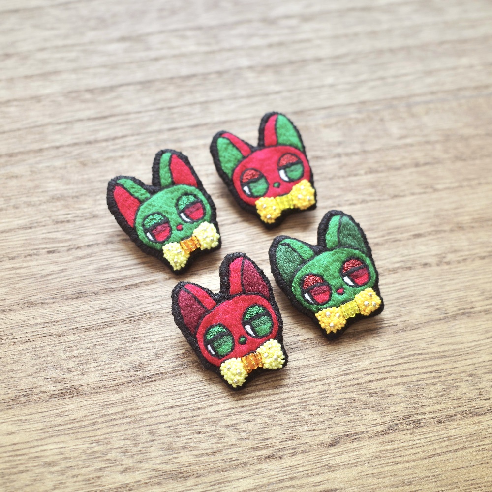 【クリスマス2025】クリスマスカラーの猫たち【刺繍ブローチ】