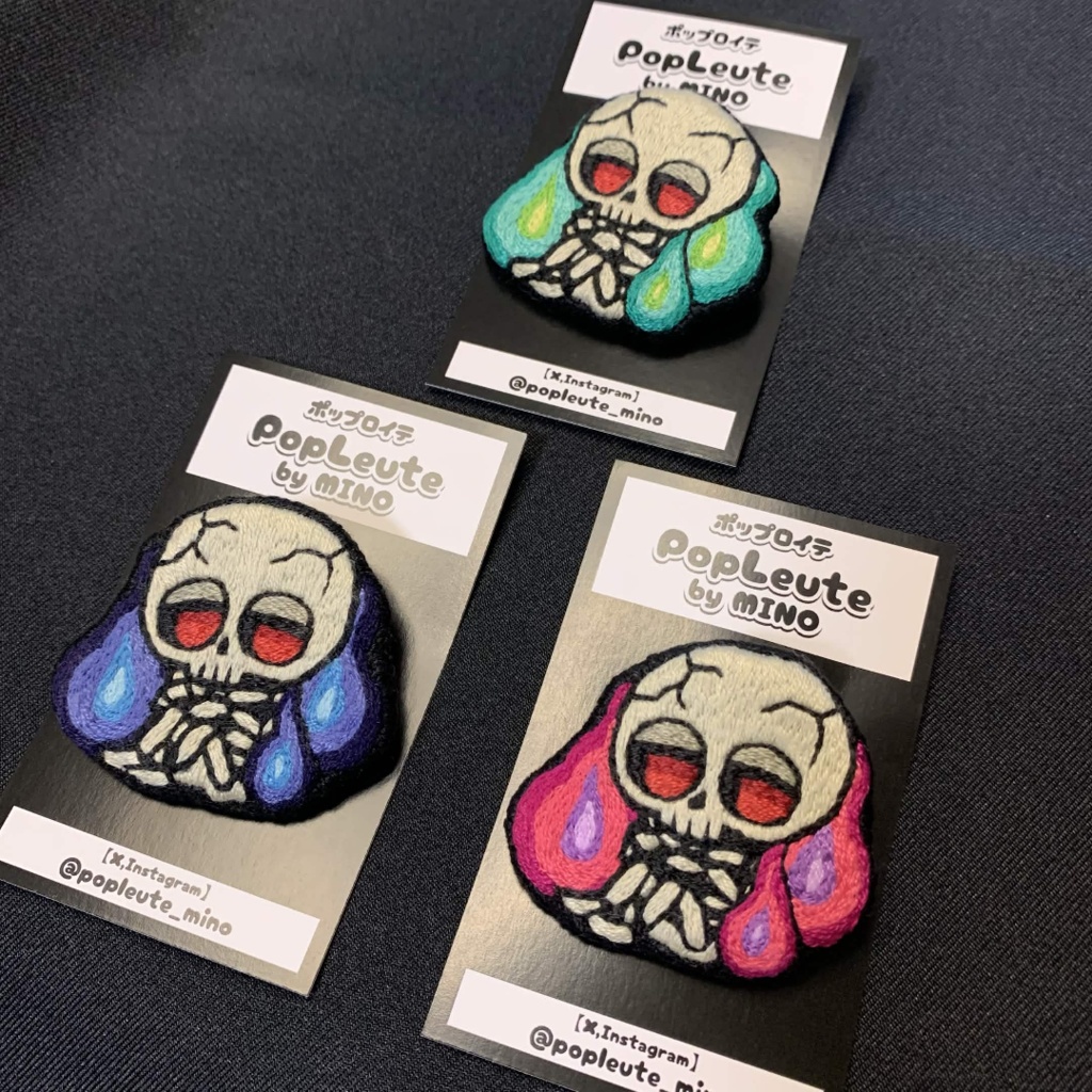 【手刺繍ブローチ（お座りシリーズ）】ガイコツと火の玉