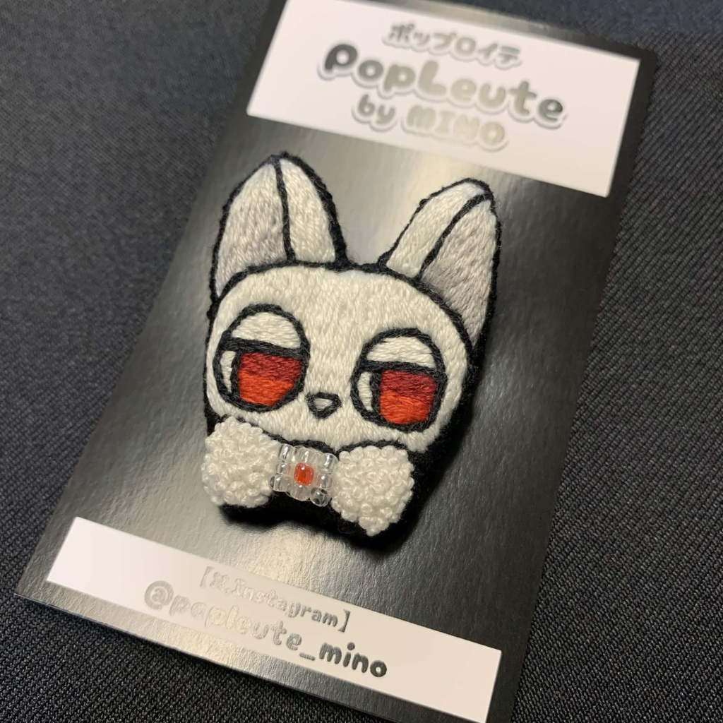 【手刺繍ブローチ(猫シリーズ)】日本国旗の猫