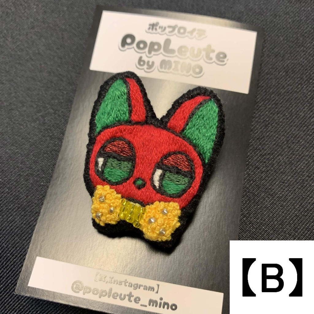 【手刺繍ブローチ(猫シリーズ)】クリスマスカラーの猫たち