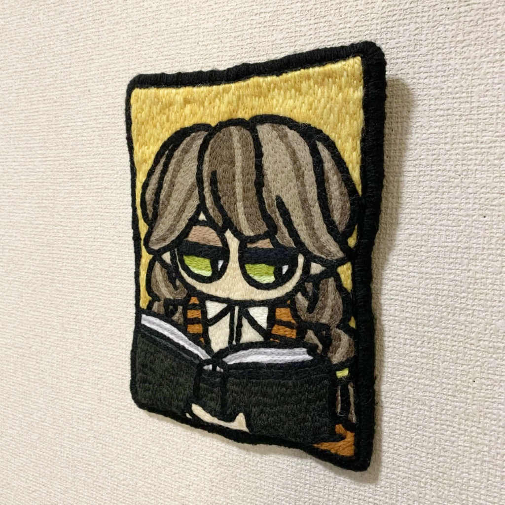【壁掛け刺繍】読書をする三つ編みの子